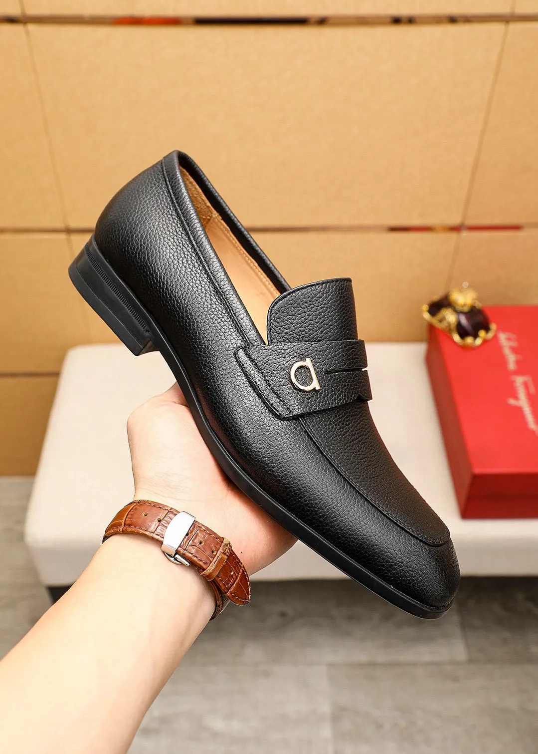 Men's shoes 💰480 💐 Product trademark: Ferragamo "Ferragamo" casual leather shoes Regular size: 38-44 (45🉑️customized) Product materials: Selected imported first-layer pebbled cowhide leather upper + luxury hardware buckle, imported water-dyed cow leather lining. Strong three-dimensional visual effect, original rubber outsole Color: 3⃣️seed leather materials available